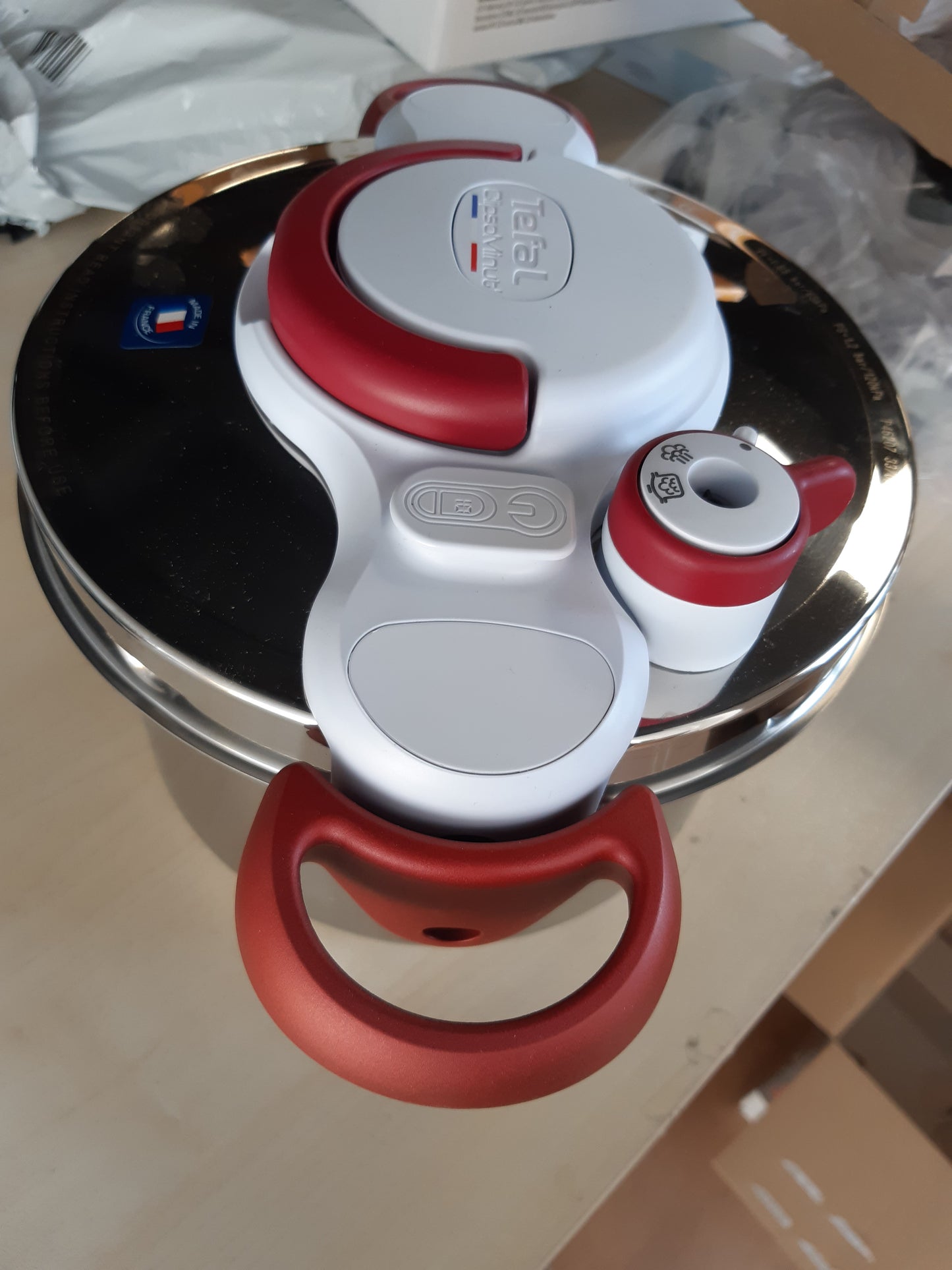 175041 - TEFAL P46207 | Tenxhere me Presion Clipso Minut Perfect | me Shportë Avullimi dhe Kohëmatës | Kapaciteti 6 Litra | Materjali Çelik Inox | Ngjyra e Bardhë dhe e Kuqe