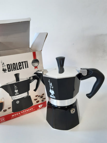236042 - BIALETTI Moka Color: Makinë ekspreso ikonike në sobë, bën kafe autentike italiane, enë Moka me 3 gota (130 ml), alumini, e zezë