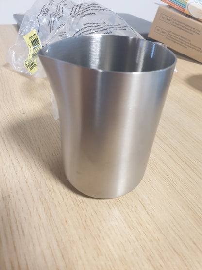 222663 - BLOMUS Enë qumështi BASIC, çelik inox mat me kapak, kapacitet 250 ml, dimensione 9.7 x 6.6 x 7.5 cm, e përshtatshme për lavastovilje