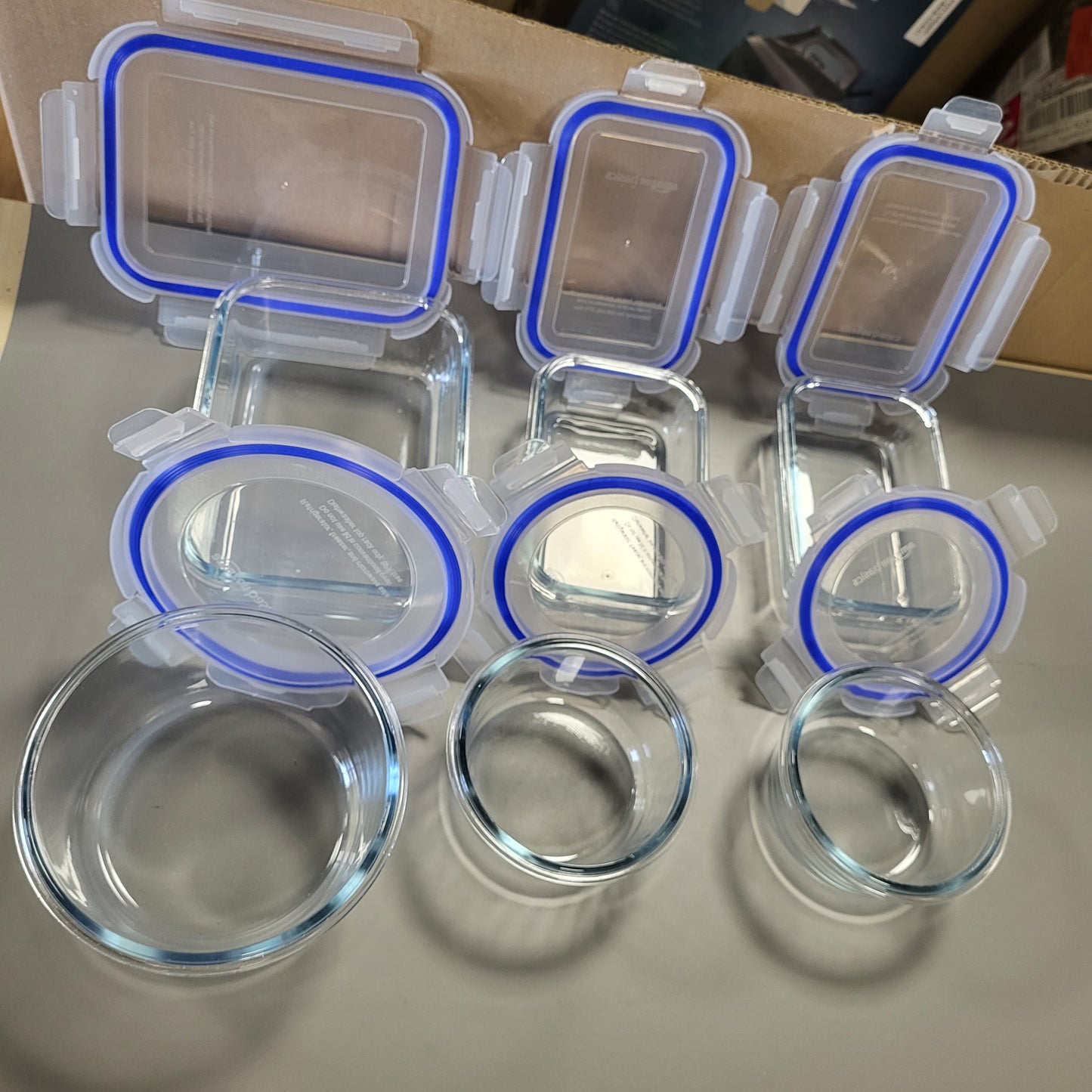 263543 - ENË QELQI TË PAPËRSHKUESHME nga rrjedhjet Amazon Basics, set me 14 pjesë, 7 enë dhe 7 kapakë plastikë, transparente, blu, pa BPA