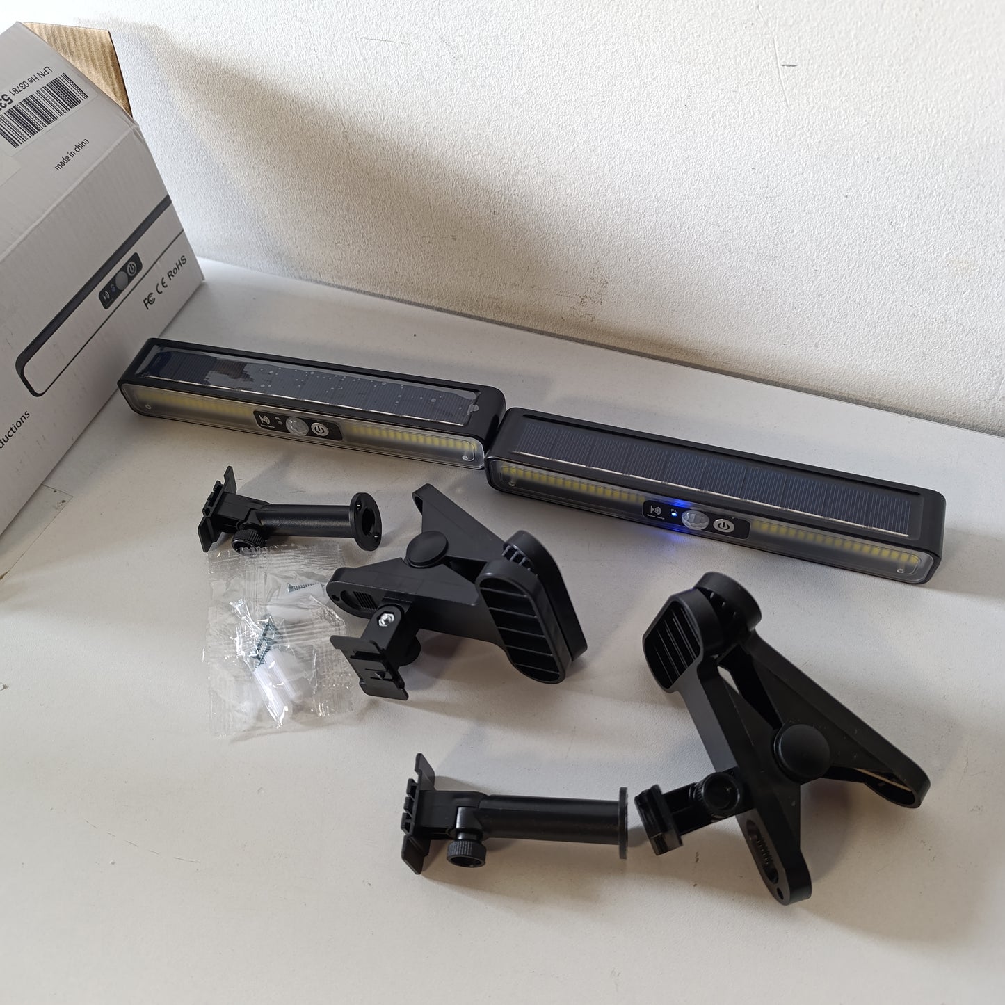 185668 - ICEKO - Drita Diellore të Jashtme me Sensor Lëvizjeje, Pako me 2 (1200 mAh, 3 Modalitete Pikash, IP55 Rezistente ndaj Ujit) - Ndriçim Sigurie Pa Tel për Kopshte, Garazhe dhe Veranda