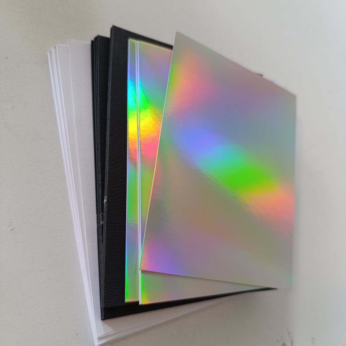 211239 - CRICUT - Kartolina Joy Holografike në Ngjyrë të Zezë dhe të Argjendtë, Madhësia 10,8cm x 14cm, Pako me 12 Copë