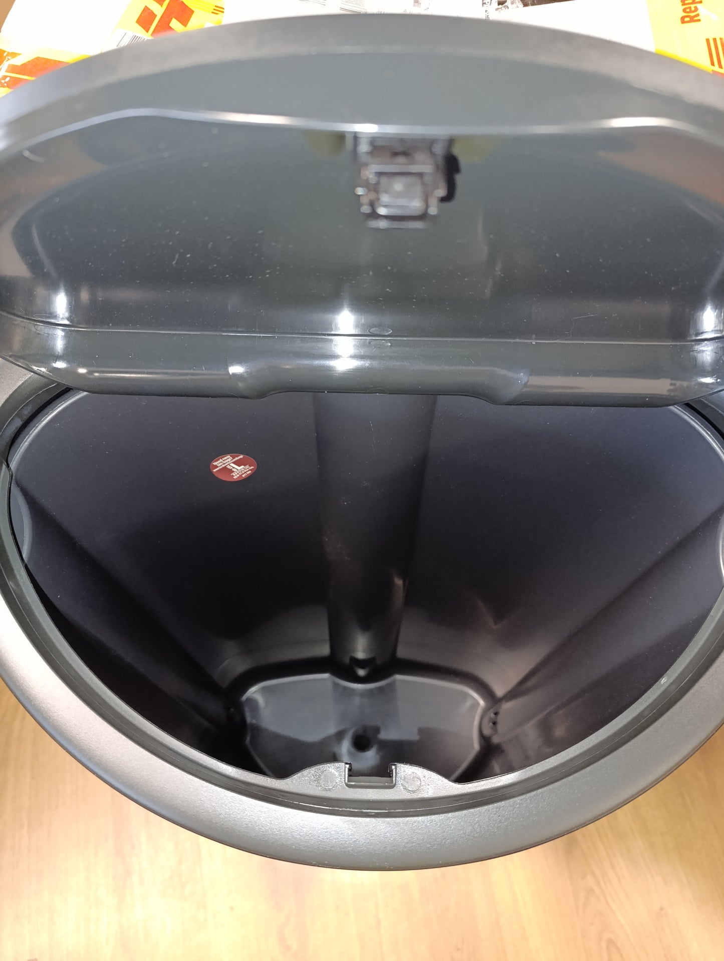 213045 - BRABANTIA Kosh Mbeturinash me futje plastike të lëvizshme, i zi mat, 40 L.