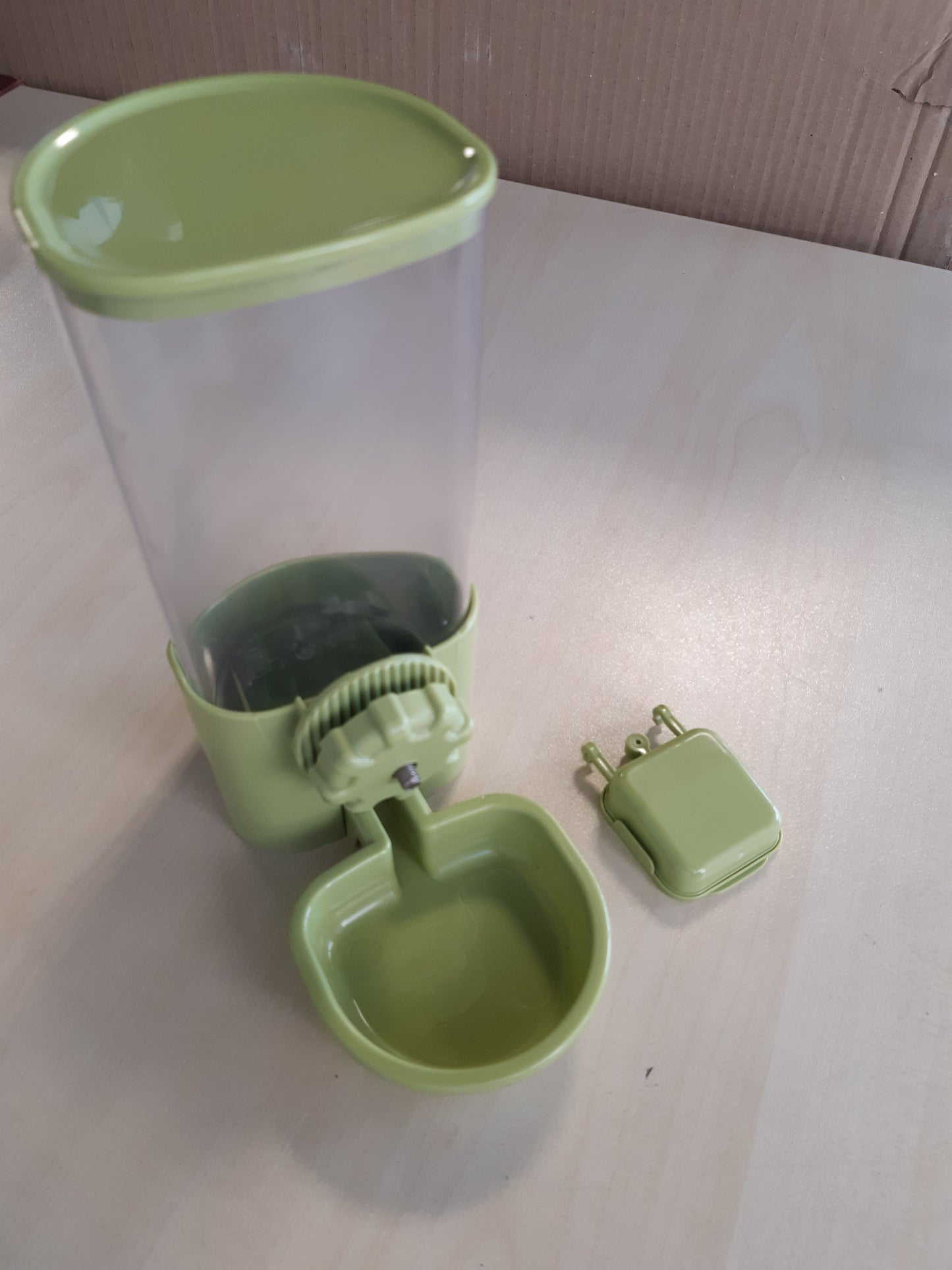 242628 - KERBL Dispensues Uji 850 ml, Jeshile Transparente, Plastikë e Qëndrueshme, për Lepuj dhe Kafshë të Vogla, 81845