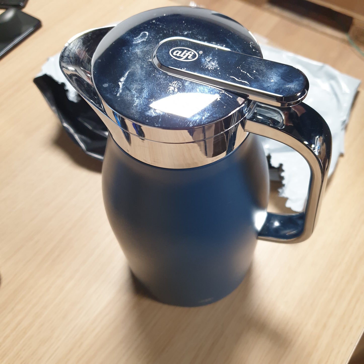 239721 - ALFI SKYLINE 1.0l, xhins i errët mat, balonë vakumi prej çeliku inox me shtresë qelqi të temperuar higjienike, kapak me mbyllje rrotulluese me buton të përshtatshëm shtypjeje, dorezë ergonomike, përdorim me një dorë