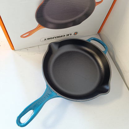 221052 - LE CREUSET Tigan për skuqje dhe servirje, Signature, i rrumbullakët, Ø 23 cm, i përshtatshëm për të gjitha llojet e sobave, 1.93 kg, ngjyrë bezhë e thellë, 20182236420422