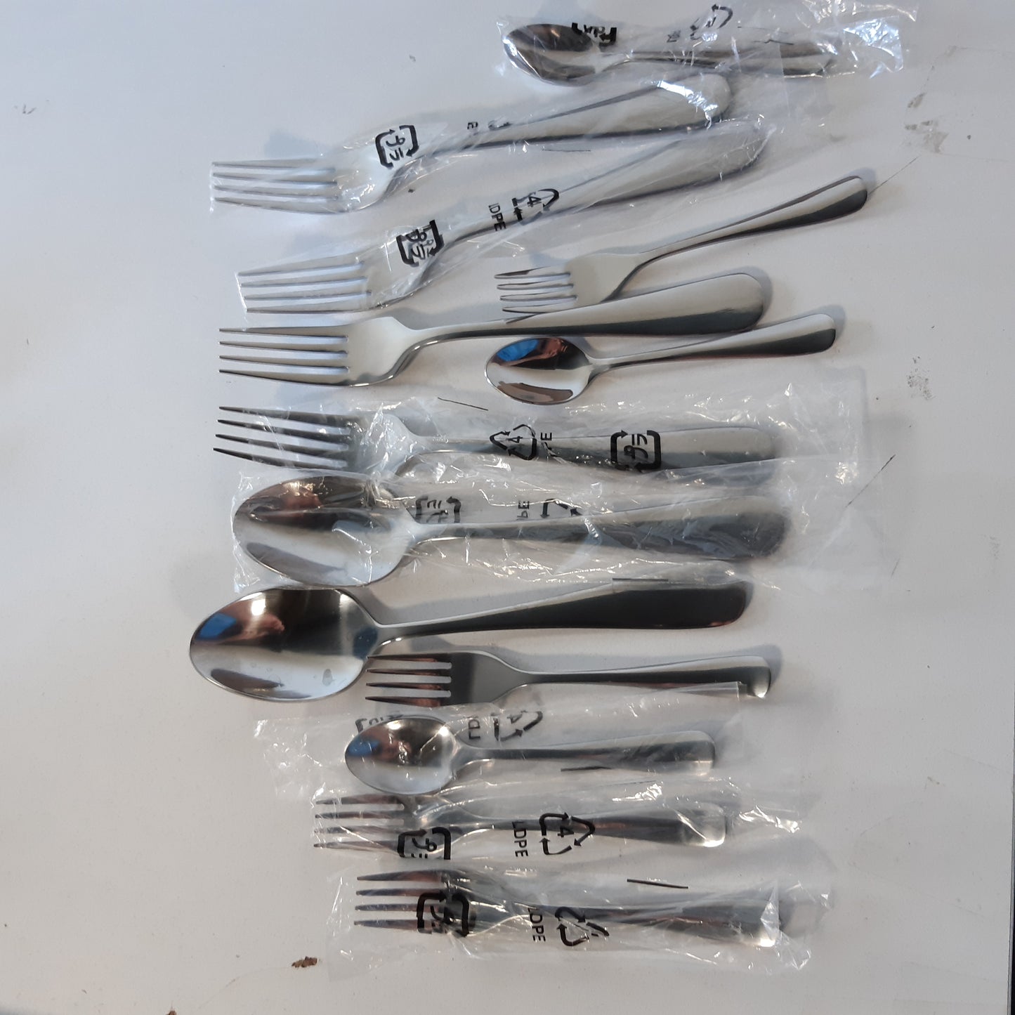 246861 - AMAZON BASICS Set takëmesh me skaje të rrumbullakosura, çelik inox, set me 20 pjesë, për 4 persona, argjend