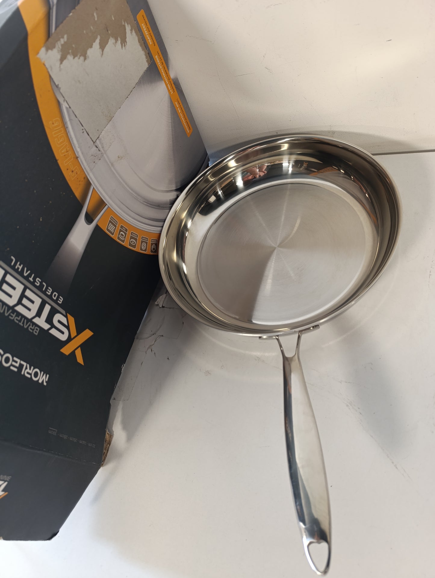 213320 - MORLEOS Tigan prej çeliku inox 18/10 Ø 30cm, 5 shtresa, 1.5kg, i përshtatshëm për furrë deri në 400°C