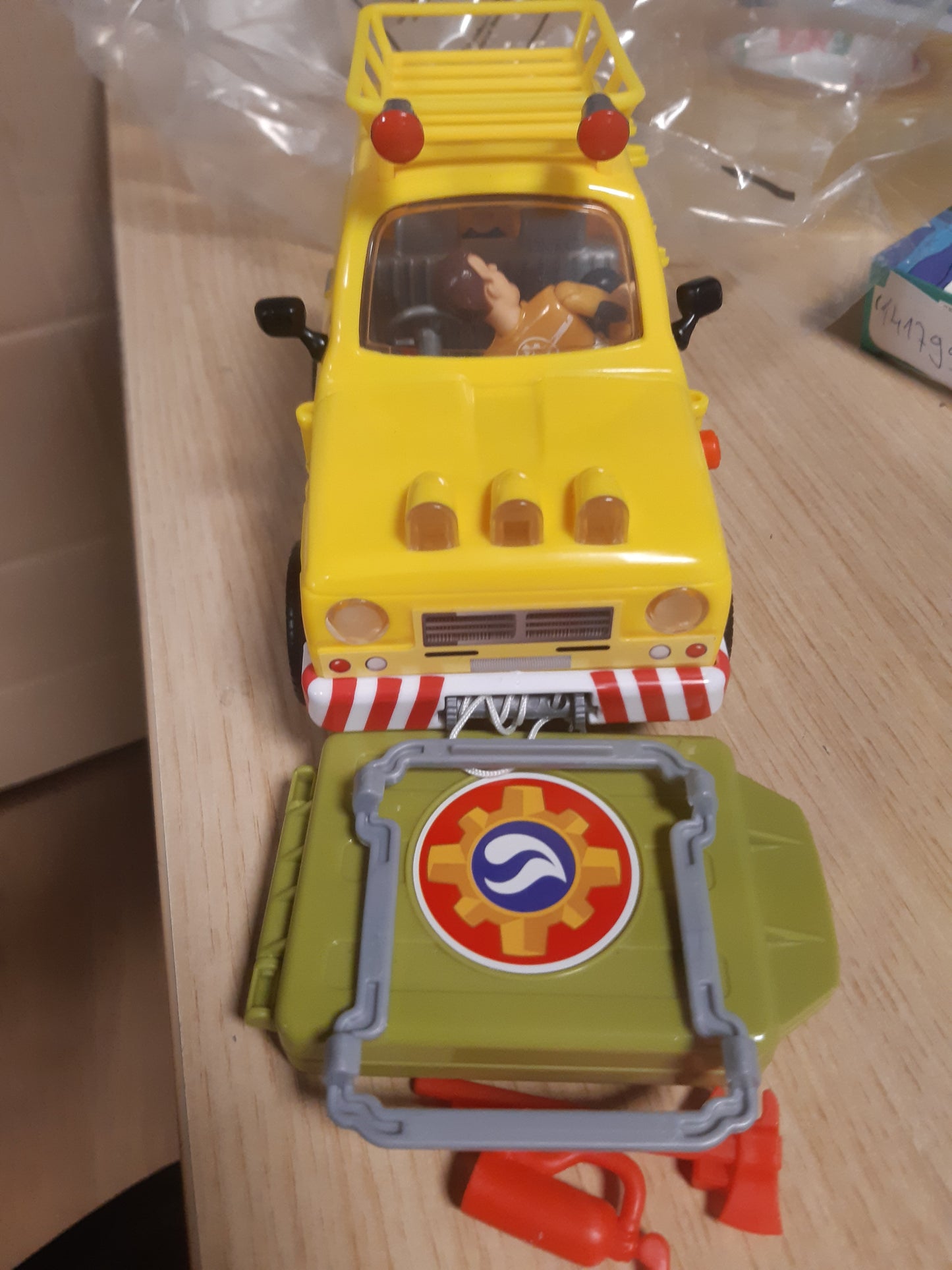 141800 - Simba Fireman Sam – automjet terreni me tendë në çati, i palosshëm, me figurën e Sam-it, i lehtë, me çikrik (winch) dhe aksesorë, 6.3 inç, për fëmijë nga 3 vjeç.