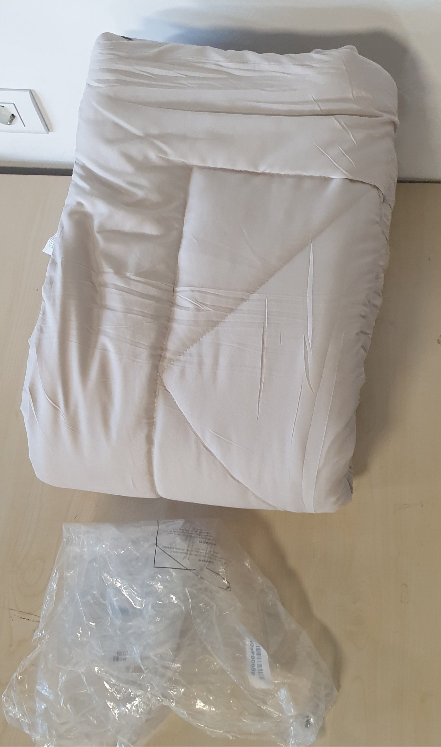 237624 - JORGAN WAVVE ME PESHË MESATARE 300GSM PREJ MIKROFIBRE, jorgan për krevat tek 140x200 cm për krevat 90x190 cm, mbushje e ngrohtë dhe e trashë 300g/m², ngjyrë bezhë 140 x 200