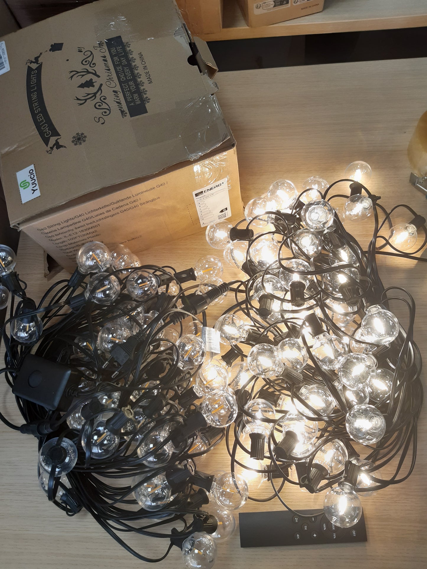 170103 - YUUCIO Drita Teli LED 60M e Jashtme me Errësim, 200FT G40 me Telekomandë, 100+4 Llamba Plastike të Papërshkueshme nga Uji për Verandë, Kopsht, Festë, 2700k e Bardhë e Ngrohtë