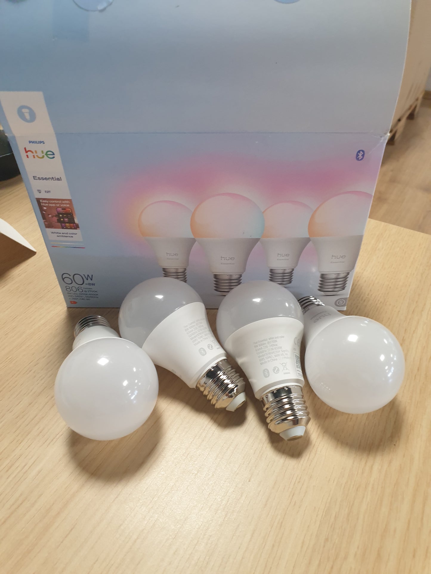 221250 - PHILIPS Llampa inteligjente LED Hue Essential A60, Ambient i bardhë dhe me ngjyra, E27, 8W, 2200-6500 K, 806 lm, me errësim, e pajtueshme me Alexa, Google dhe Apple Home, Pako me 4