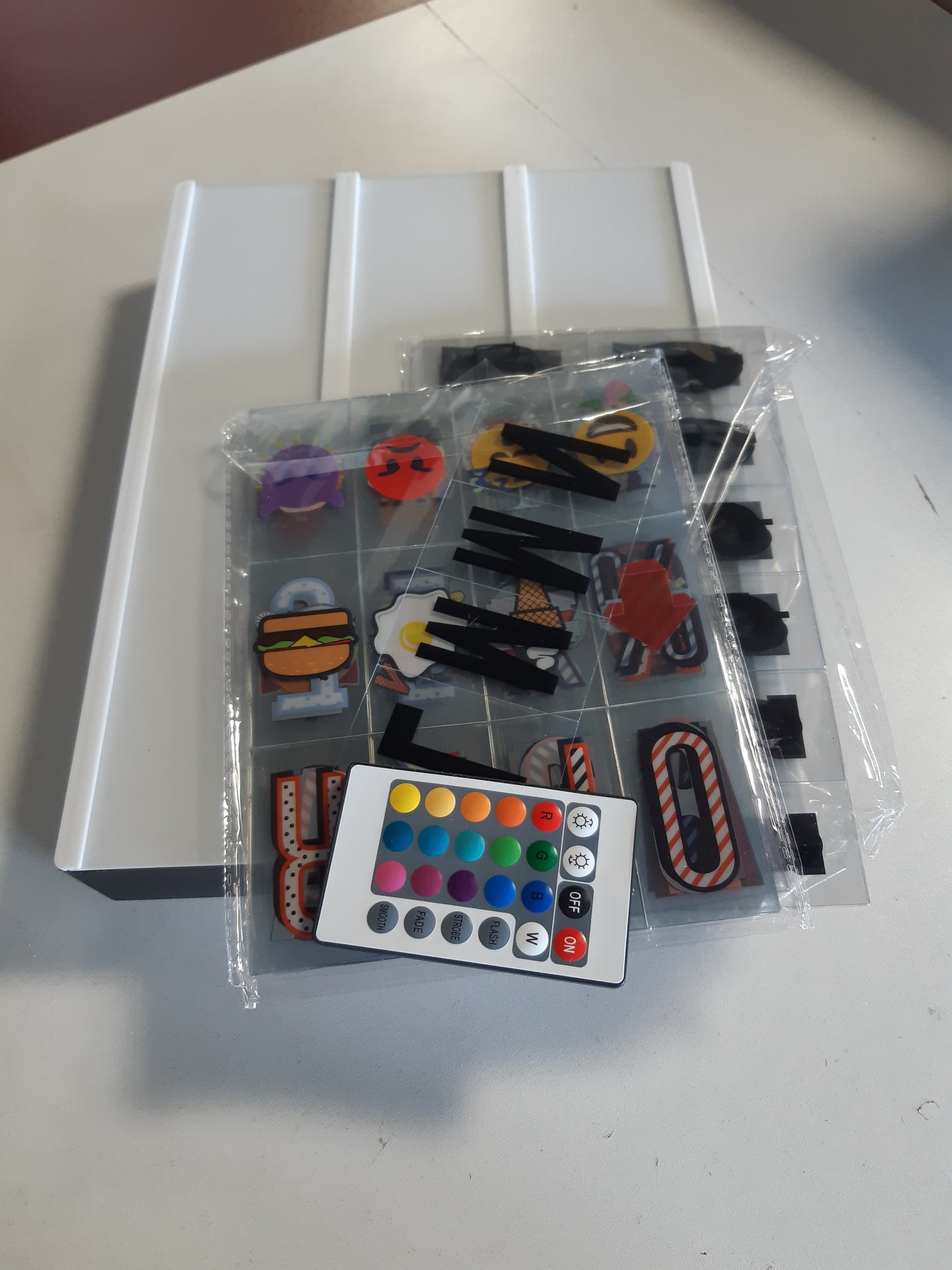 246975 - KUTI DRITASH LED TAVADA, A4, 294 shkronja dhe emoji, mundësuar nga USB dhe bateri.