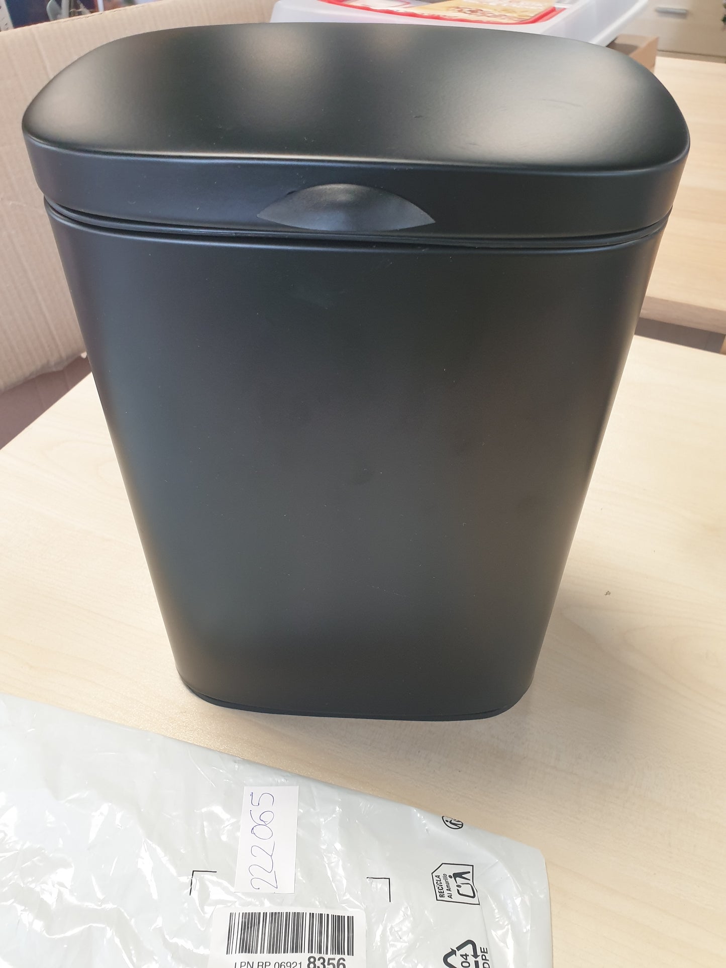 222065 - WENKO Kosh kozmetik Sare 5 litra i montuar në mur, me kapak dhe mekanizëm mbylljeje të lehtë, i bërë nga çeliku i llakuar, 21.5 x 29.5 x 19 cm, i zi mat