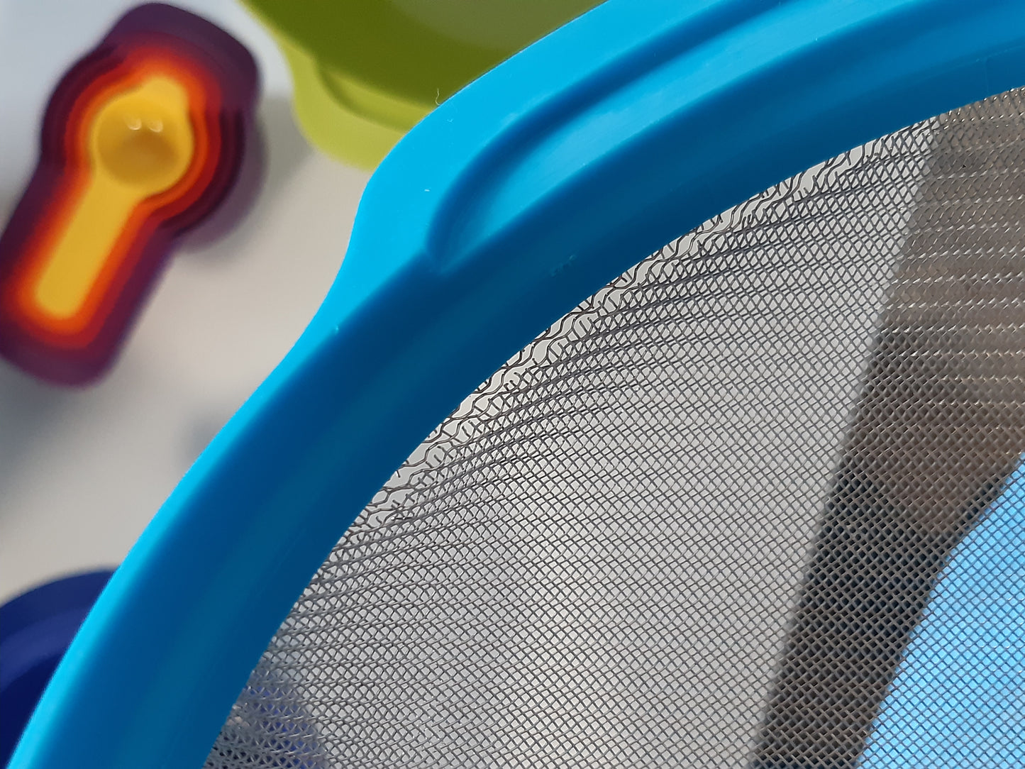 231245 - JOSEPH JOSEPH Set për fole 9 pjesë Nest 9 Plus me tasa të mëdhenj dhe të vegjël, kullesë, sitë, 5 gota matëse, shumëngjyrëshe