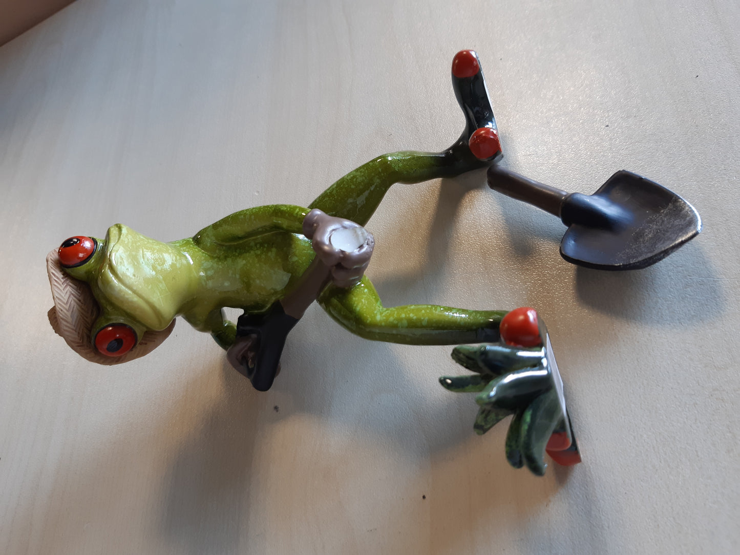 256715 - Formano Kopshtari i Mrekullueshëm Bretkosash me Lopatë, Froschhausen