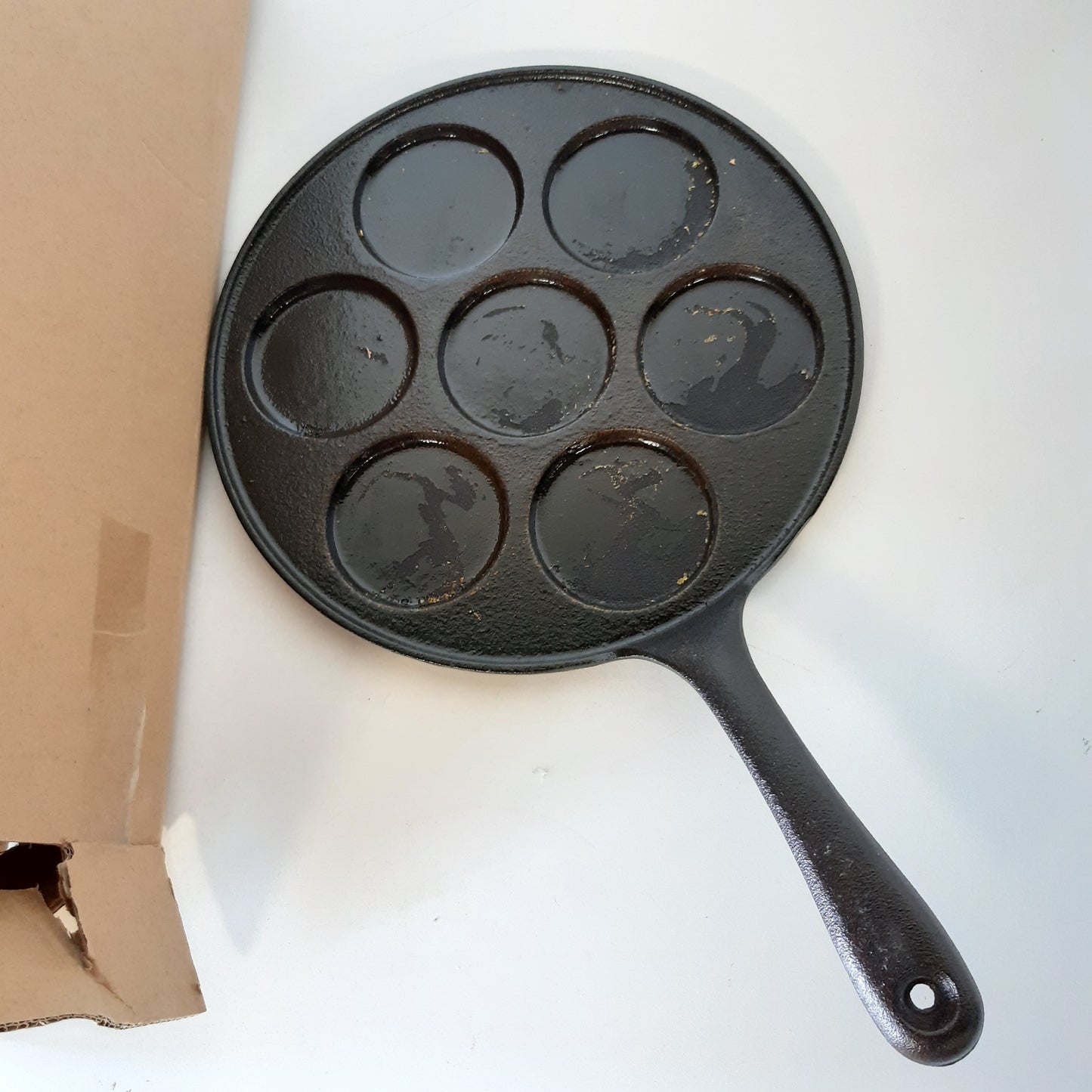 168000 - KITCHENCRAFT Tavë për Petulla prej Gize, E Përshtatshme për Furrë, Blini për Bakes Seven 6.5cm, Madhësi 24x37.5cm, 1 Copë