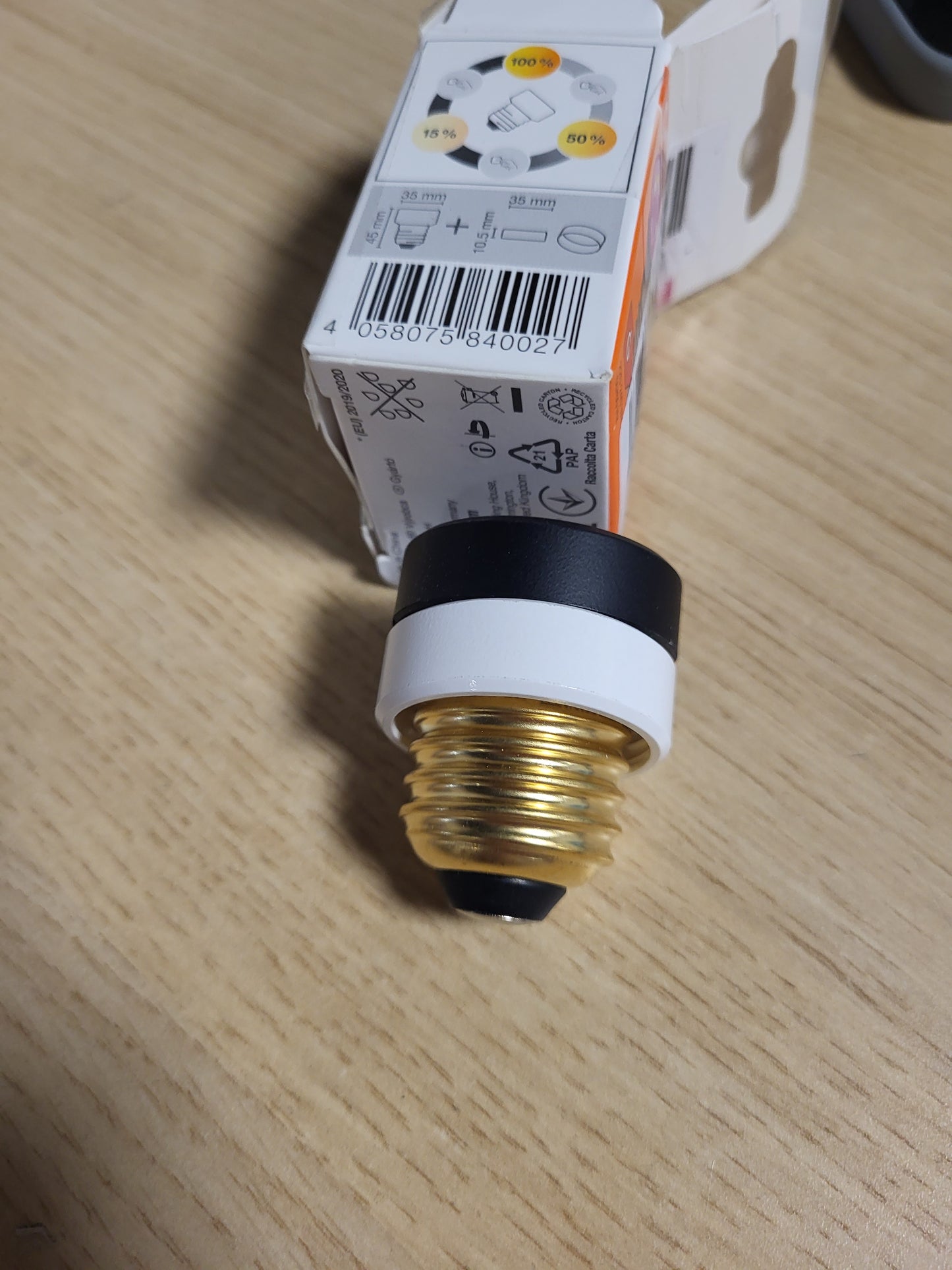229655 - OSRAM LED STAR FLAT 3.5W (ekuivalent me 26W), 270lm/2700K, e bardhë e ngrohtë 827, plastikë e zezë, E27, e errësueshme, diametër 35 mm