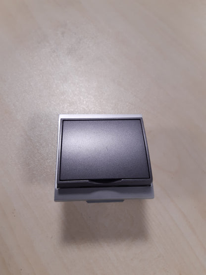 165188 - KOPP - Priza Maltë me 2 Kontakte Mbrojtëse dhe Mbrojtje të Shtuar të Kontaktit, Ngjyra Argjendi-Antracit, Modeli 911550081