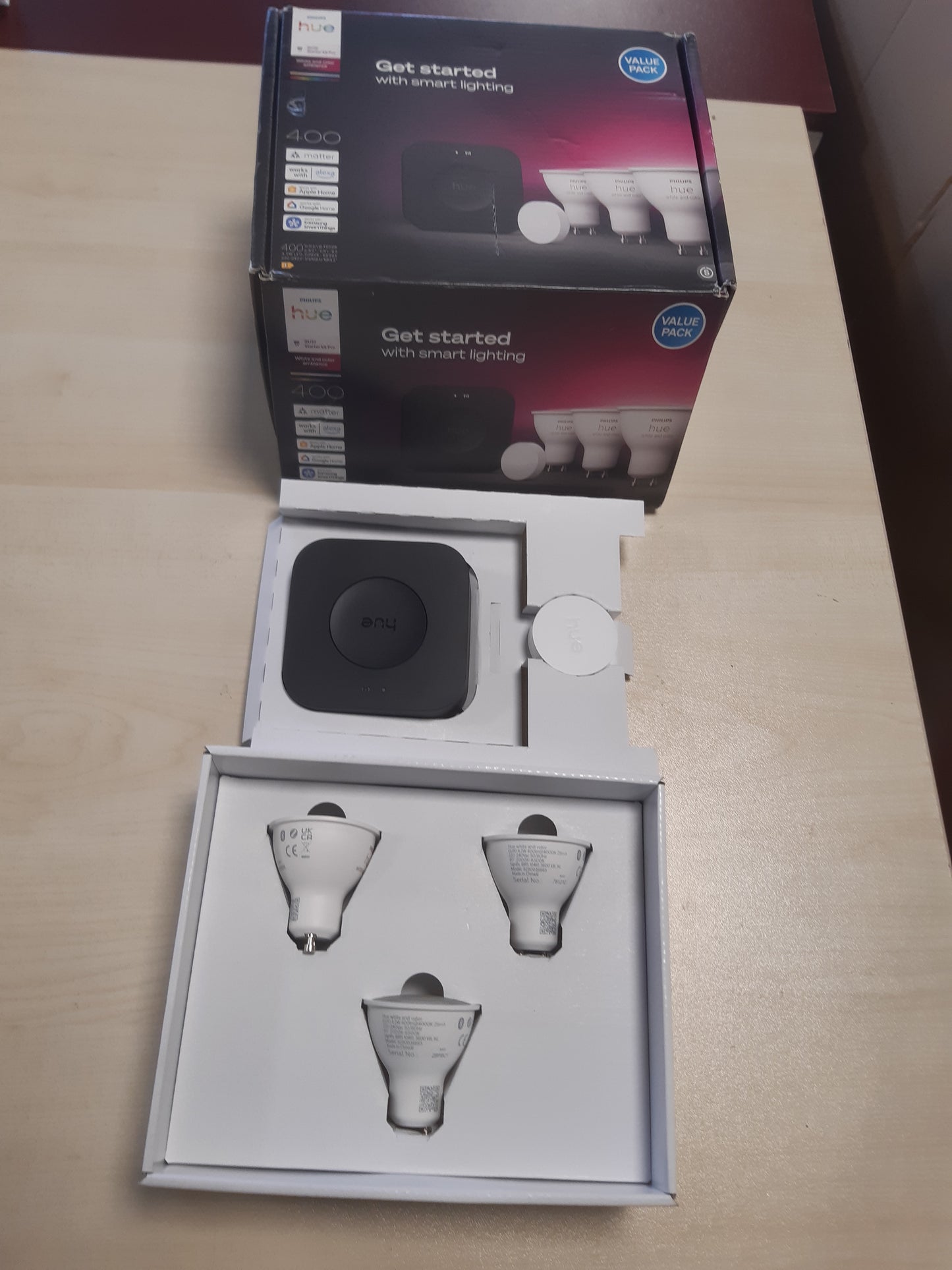 177018 - PHILIPS Hue, Kit fillestar me Bridge Pro, 3 Llamba Inteligjente GU10 dhe Buton Inteligjent, Llamba Inteligjente me Dritë të Bardhë dhe me Ngjyra, Dritë Inteligjente të Pajtueshme me Alexa, Google Assistant dhe Apple Home