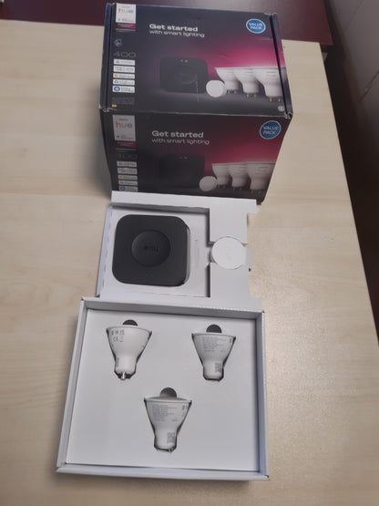 177018 - PHILIPS Hue, Kit fillestar me Bridge Pro, 3 Llamba Inteligjente GU10 dhe Buton Inteligjent, Llamba Inteligjente me Dritë të Bardhë dhe me Ngjyra, Dritë Inteligjente të Pajtueshme me Alexa, Google Assistant dhe Apple Home