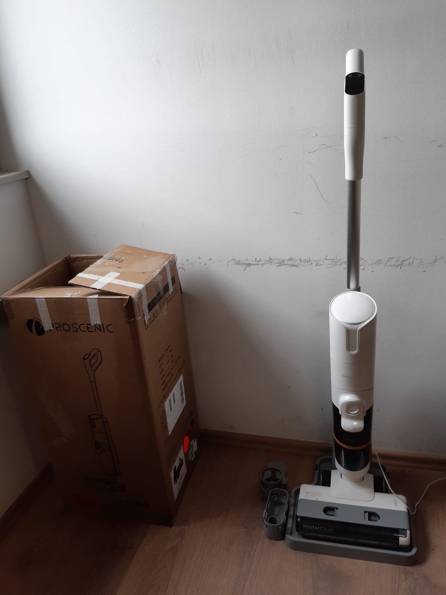 144091 - PROSCENIC Fshesë me Korrent Pa Tel F10 Pro e Bardhë, Për Lagësht dhe Tharje, Kapaciteti 1.15L, Rezerva 62 Decibel, me 3 Shpejtësi