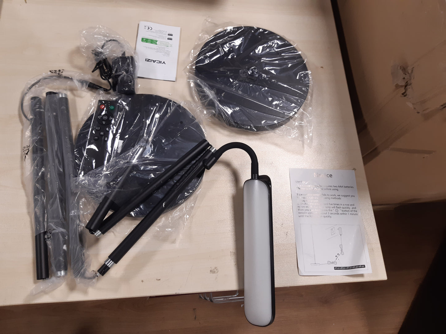 250250 - Llambë dyshemeje për dhomën e ndenjes, ndriçues lart 42W me llambë leximi, llambë dyshemeje LED 4200LM, e zbehtë me temperaturë ngjyre 2700K-6500K, llambë moderne dyshemeje me telekomandë dhe kontroll me prekje për dhomën e ndenjes