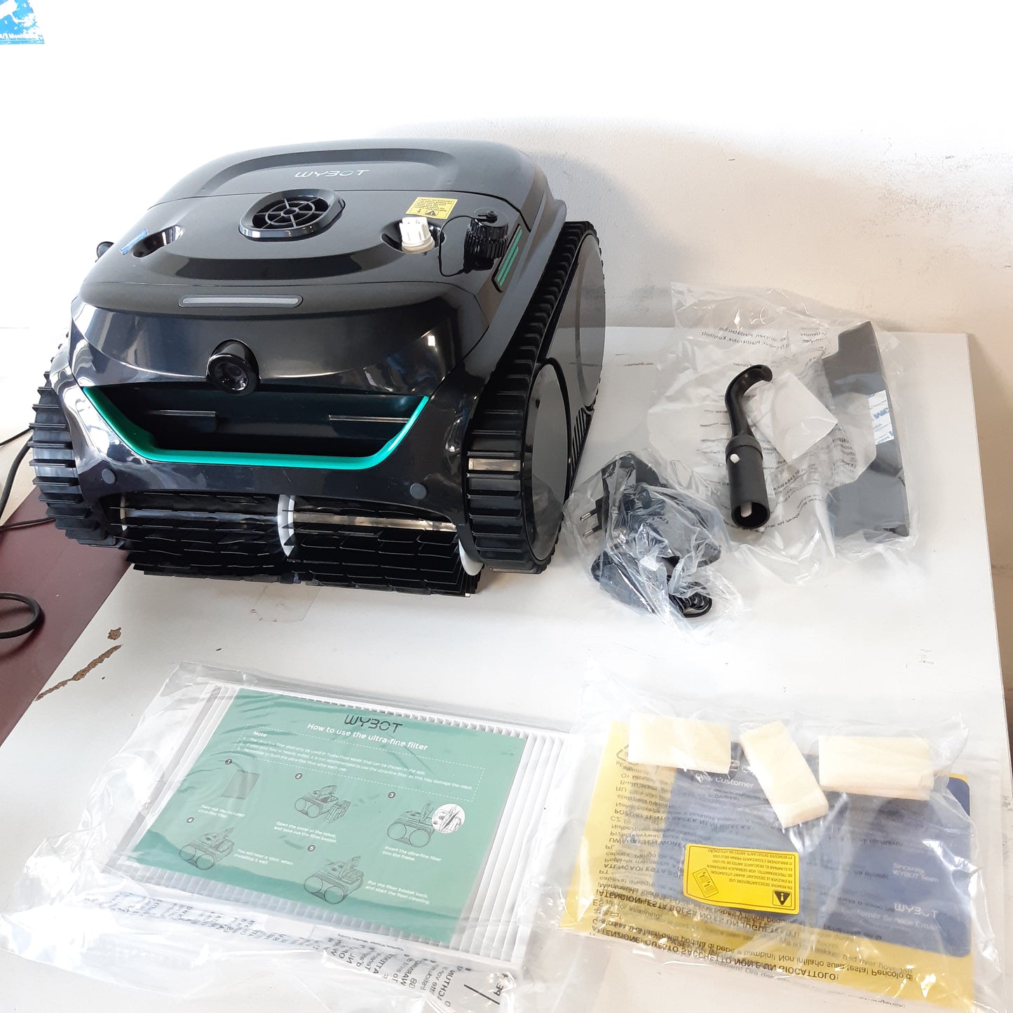 255000 - WYBOT C2 Vision - Robot Pishine pa Tel me Bateri, Kamerë AI, 8 Modalitete, Thithje e Fortë, Filtër i Dyfishtë, Pastrim i Linjës së Ujit, Pastrim Muri dhe Dyshemeje, Kontroll me Aplikacion - E Zezë/Jeshile e Errët