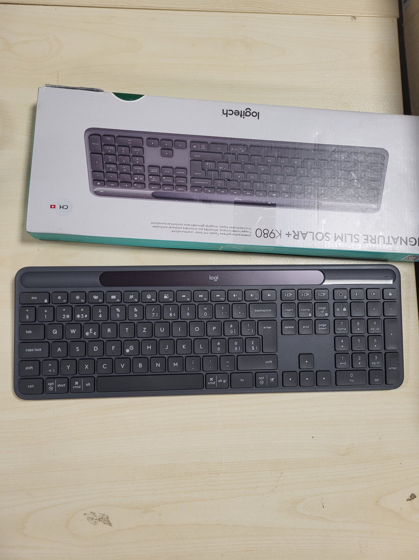 267680 - LOGITECH Signature Slim Solar+, Tastierë pa tel, energji diellore, Jetëgjatësi baterie deri në 10 vjet, Taste të personalizueshme, Bluetooth, CH QWERTZ, Grafit