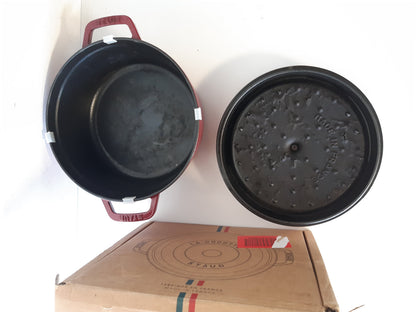 239219 - STAUB, Ena prej Gize të Emaluar me Kapak, e Përshtatshme për Të Gjitha Sobat, Përfshirë Induksionin, Për 4 Persona, E Rrumbullakët, 24 cm, 3.80 L, 5 kg, Bordo