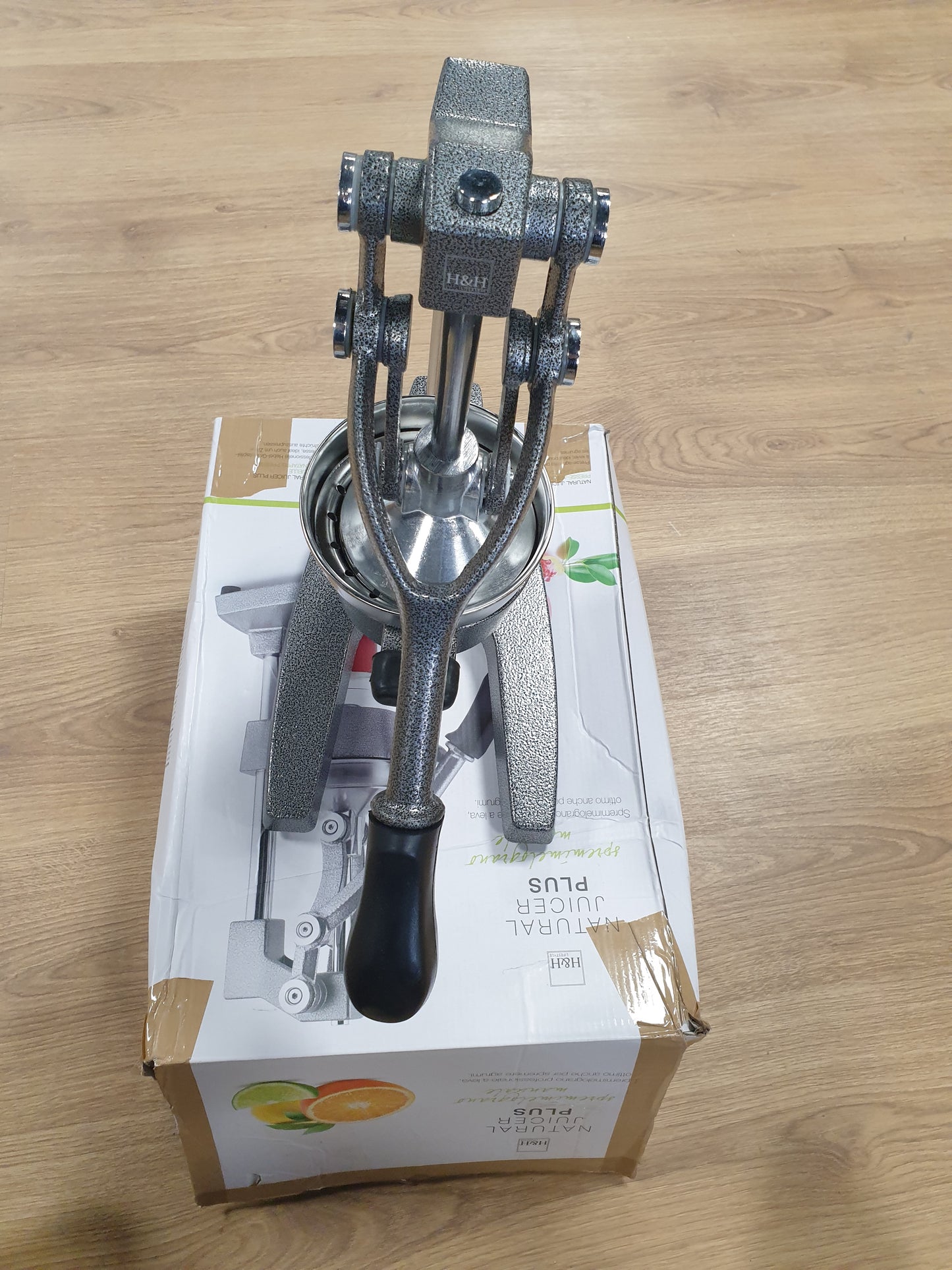 135324 - H&H - Shtrydhëse Profesionale Shege me Levë, Metale, Ngjyrë Gri, Dizajn i Fortë, Madhësi 29x40cm, e Përshtatshme për Shegë dhe Fruta Agrume, Përdorim Shtëpiak dhe Profesional