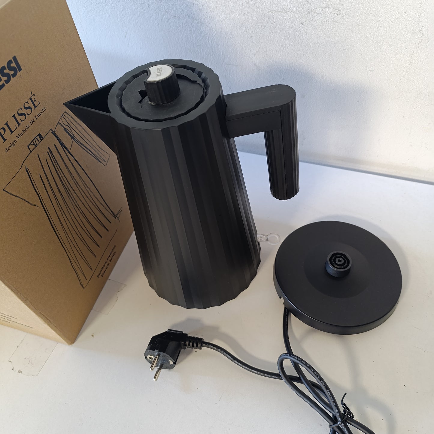 213084 - ALESSI Çajnik Elektrik, Rrëshirë Termoplastike, Prizë Europiane 2400W, 170 cl, E Zezë