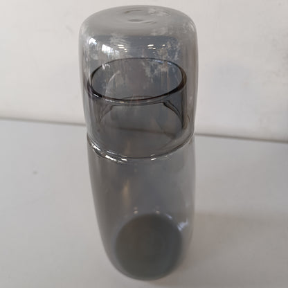 198142 - SET Shishe uji dhe Gotë pranë shtratit, me Brokë dhe Shpërndarës për Shpëlarje Goje për Banjo, Materiali: Glass, Kapaciteti: 750ml, Ngjyra: Gri