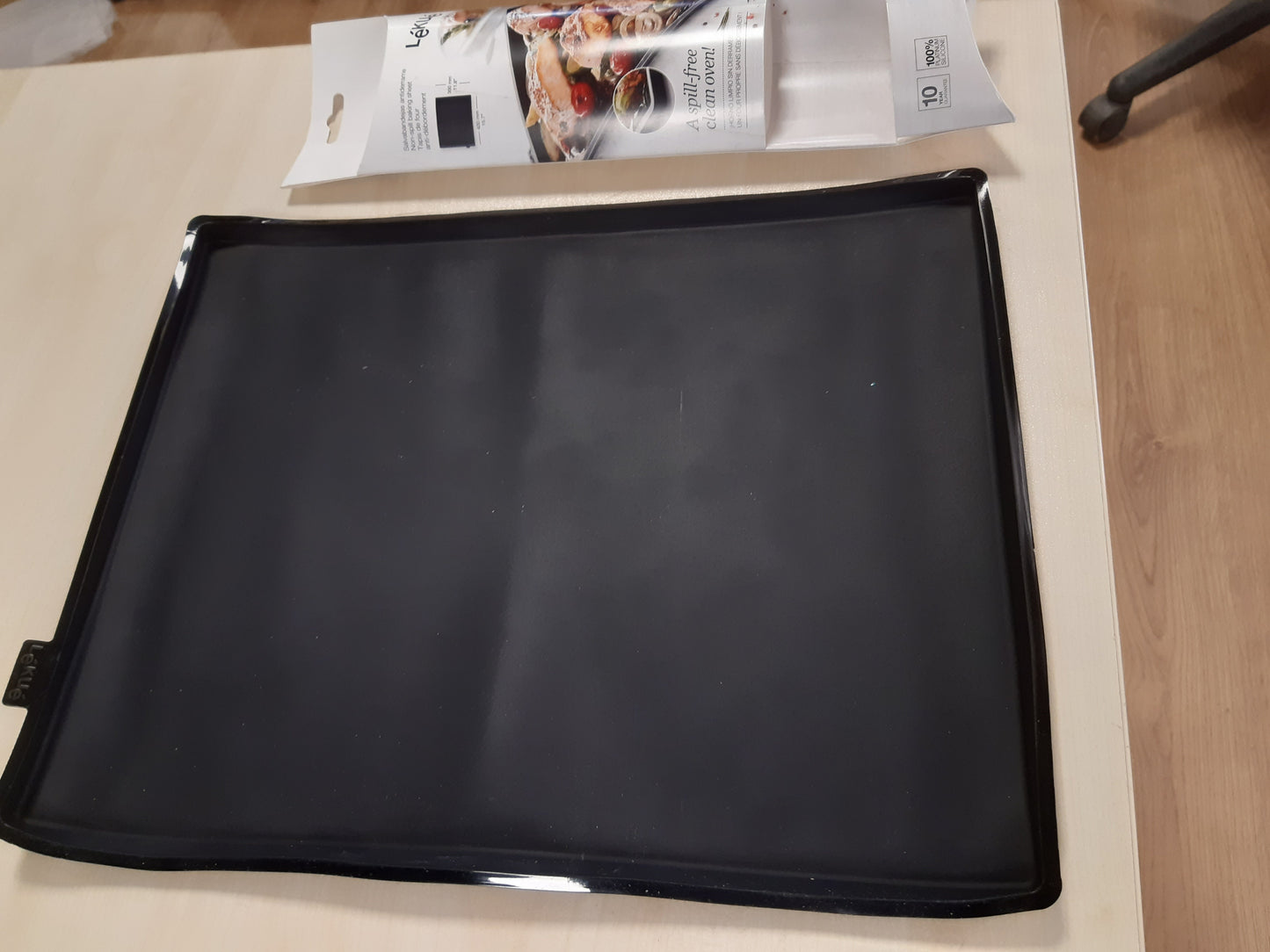 197875 - LÉKUÉ - Tapet Furre prej Silikoni të Zi me Skaje të Ngritura 40 x 30 cm, Tapet Pjekje për Kek Sfungjeri, Rrotullë Zvicerane/Tavë Pjekjeje Kundër Derdhjes