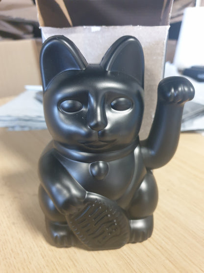 141875 - Donkey Products Lucky Cat Maneki Neko, mace fatlume me putër lëvizëse, simbol i fatit të mirë, e zezë, 15 cm.