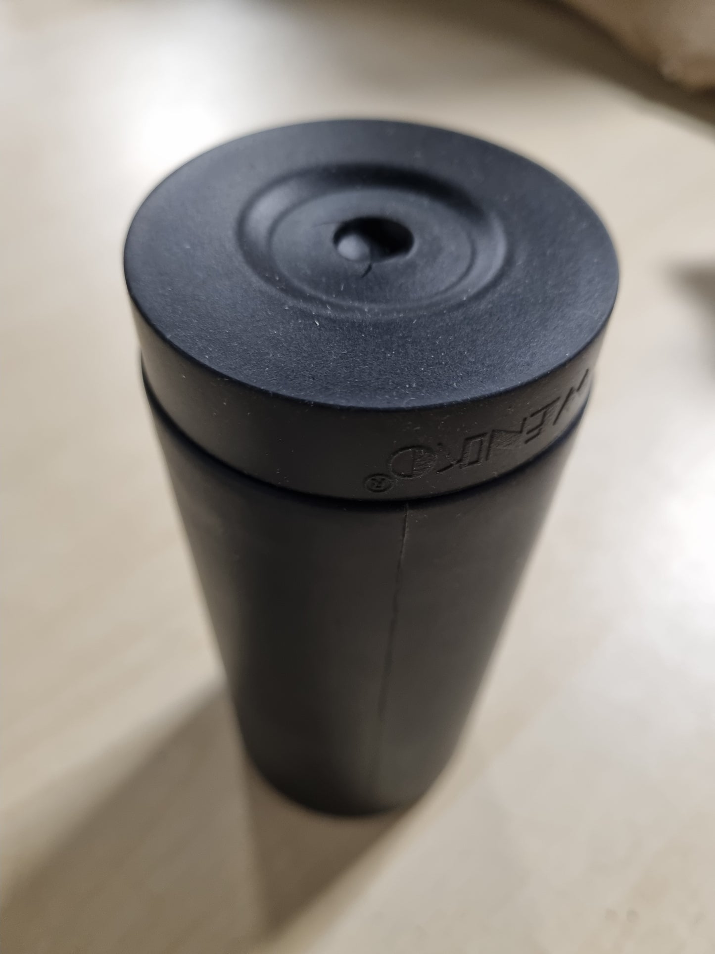 220153 - WENKO - Dispenser sapuni për enët Easy Squeez-e, silikoni i papërshkueshëm nga rrjedhja, kapacitet 250 ml, Ø 6 x 14 cm, i zi