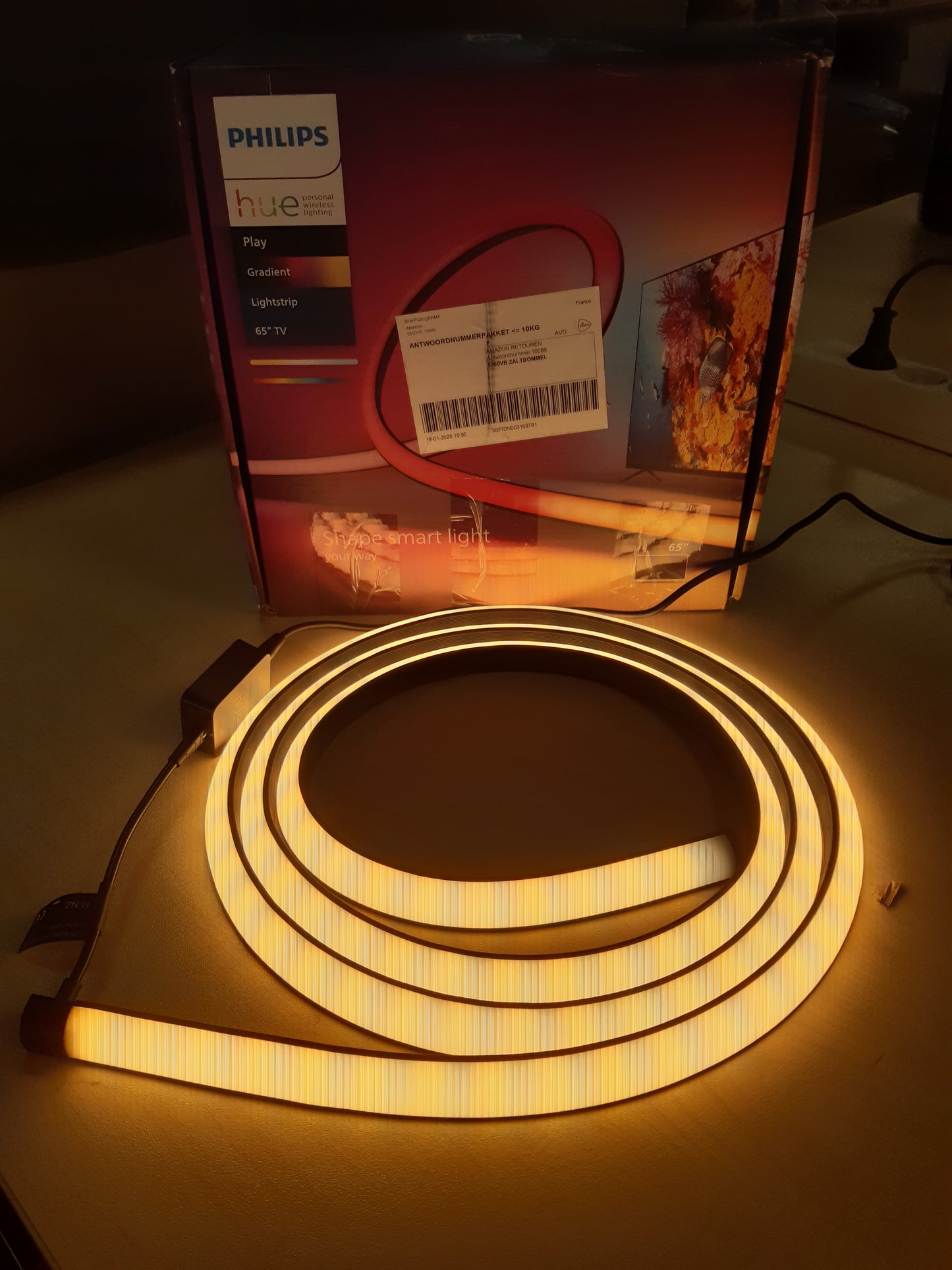 199005 - PHILIPS Hue Play - Shirit LED me Gradient për Televizor 65 Inç, me Dritë të Bardhë dhe të Ngjyrosur, Mund të Errësohet, Lidhje Bluetooth ose me Bridge, Kompatibilitet me Alexa dhe Google Home