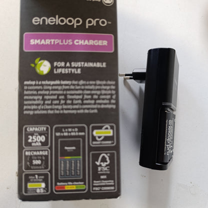 266469 - ENELOOP Karikues Pro SmartPlus, për 1-4 bateri AA/AAA, kohë karikimi 2 orë, 10 karakteristika sigurie, 4 bateri eneloop Pro AA (2500 mAh) të përfshira