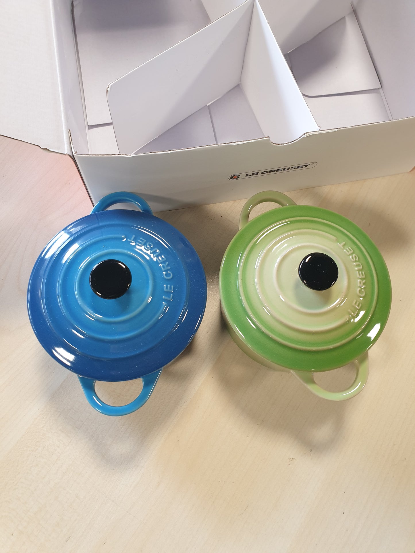 199154 - LE CREUSET Seti prej 4 Kokotash Mini Qeramike prej Guri, Kapaciteti 250 ml, Diametri 10 cm, Ngjyrë Jeshile dhe Blu, Nr. i Produktit 79212105139100