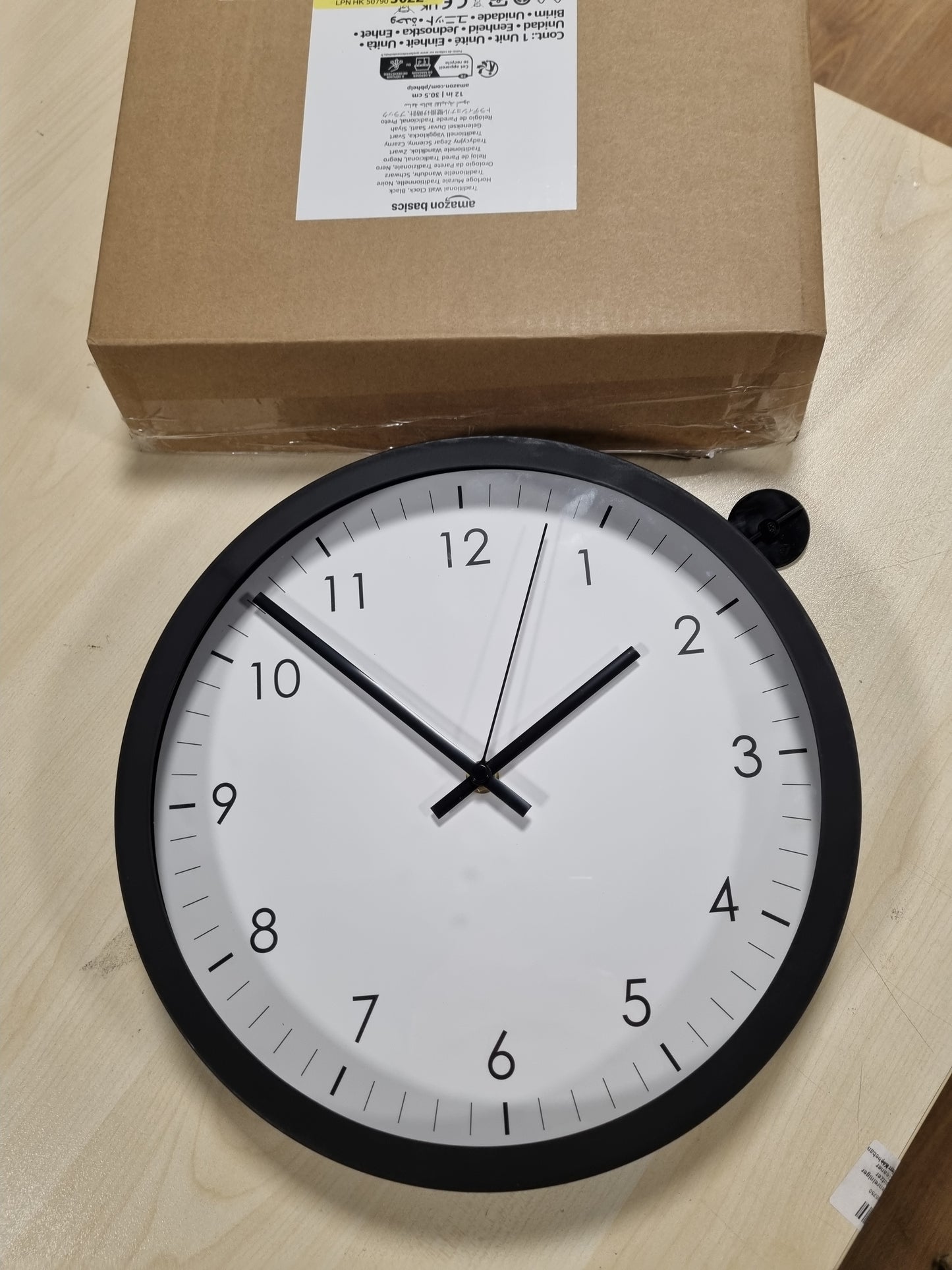252359 - AMAZON BASICS Orë muri e rrumbullakët me bateri, e heshtur, 30 cm e zezë