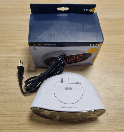 209479 - TFA DOSTMANN Orë Alarmi Dixhitale me Radio, Shifra LED të Kuqe të Ndriçuara, 60.2505, Funksion Shtyrjeje, 2 Nivele Ndriçimi, Datë, Bardhë-Zi