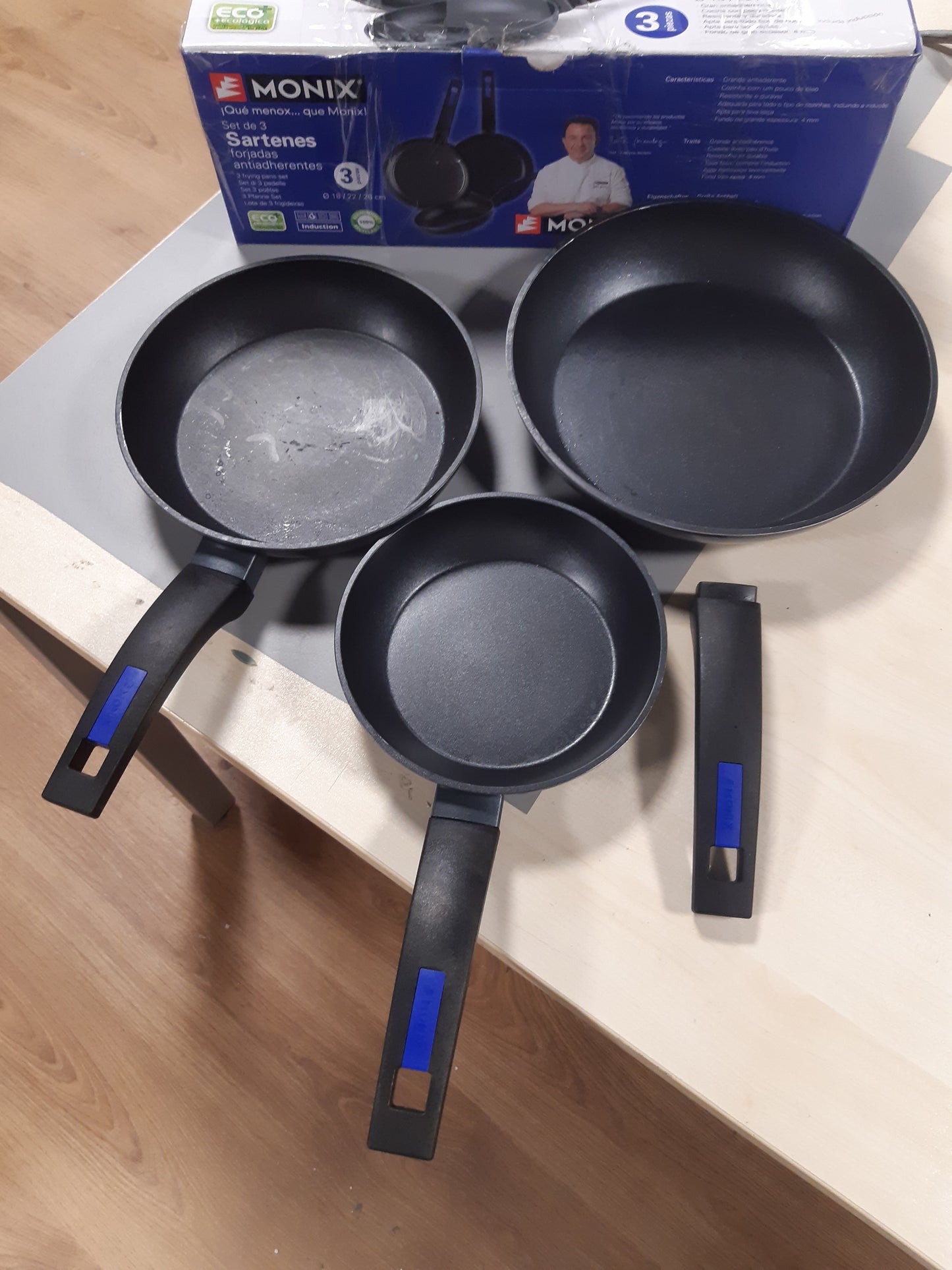 227080 - MONIX Set me 3 tiganë, alumini i farkëtuar me shtresë jo-ngjitëse pa PFOA, i sigurt për lavastovilje, i zi, 18 cm, 22 cm, 26 cm
