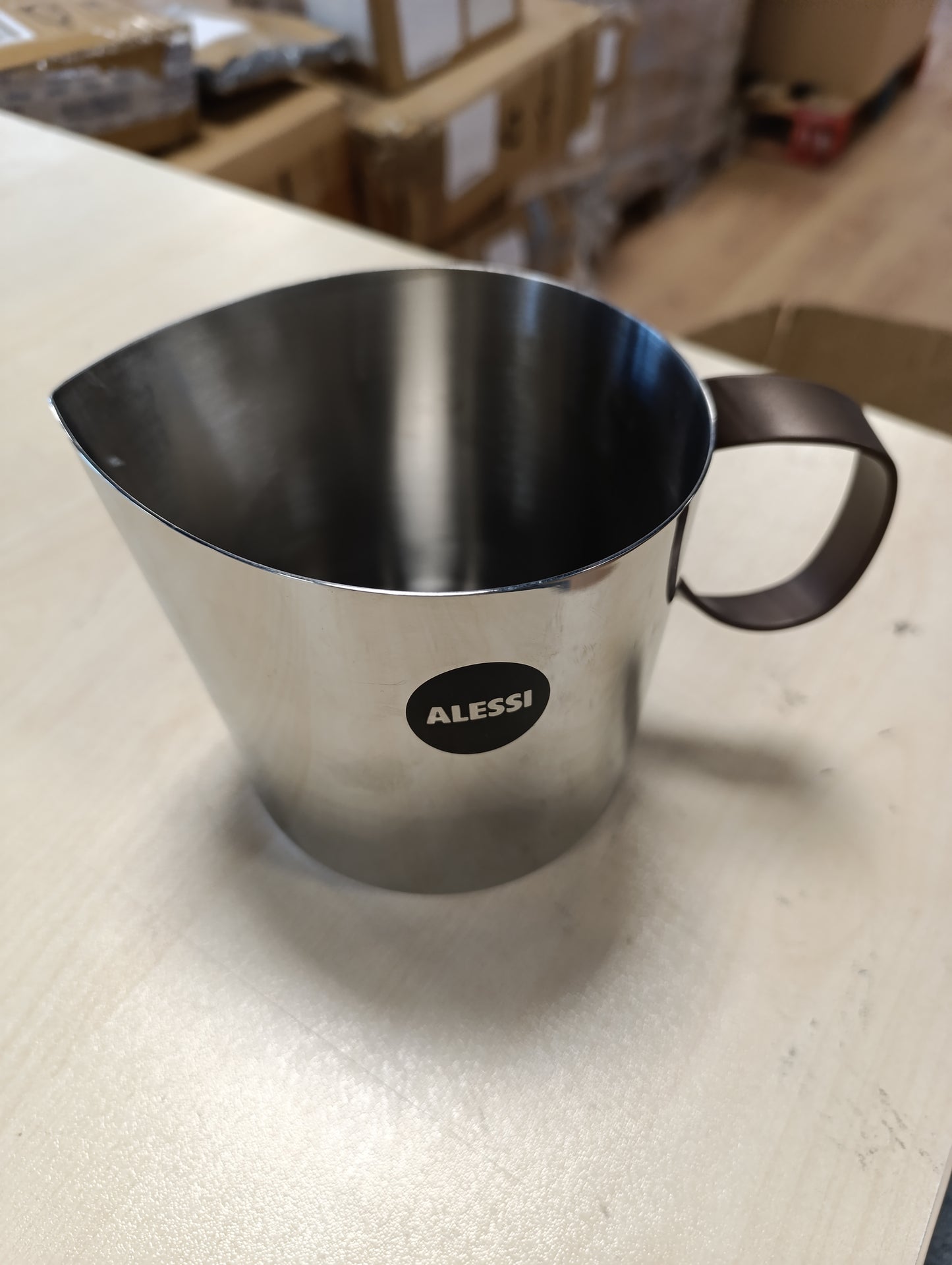 221267 - ALESSI PU302 Bojler qumështi çelik inox, dorezë çeliku inox me veshje PVD, ngjyrë kafe