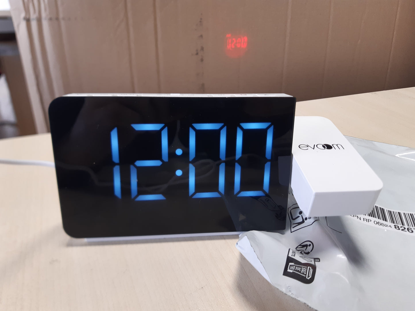 228420 - EVOOM – Slim UP EV304588 – Orë me alarm projektori, 1 portë USB, projektim drite rrotulluese, 2 alarme të programueshme, funksion shtyrjeje, radio, e bardhë