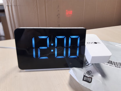 228420 - EVOOM – Slim UP EV304588 – Orë me alarm projektori, 1 portë USB, projektim drite rrotulluese, 2 alarme të programueshme, funksion shtyrjeje, radio, e bardhë