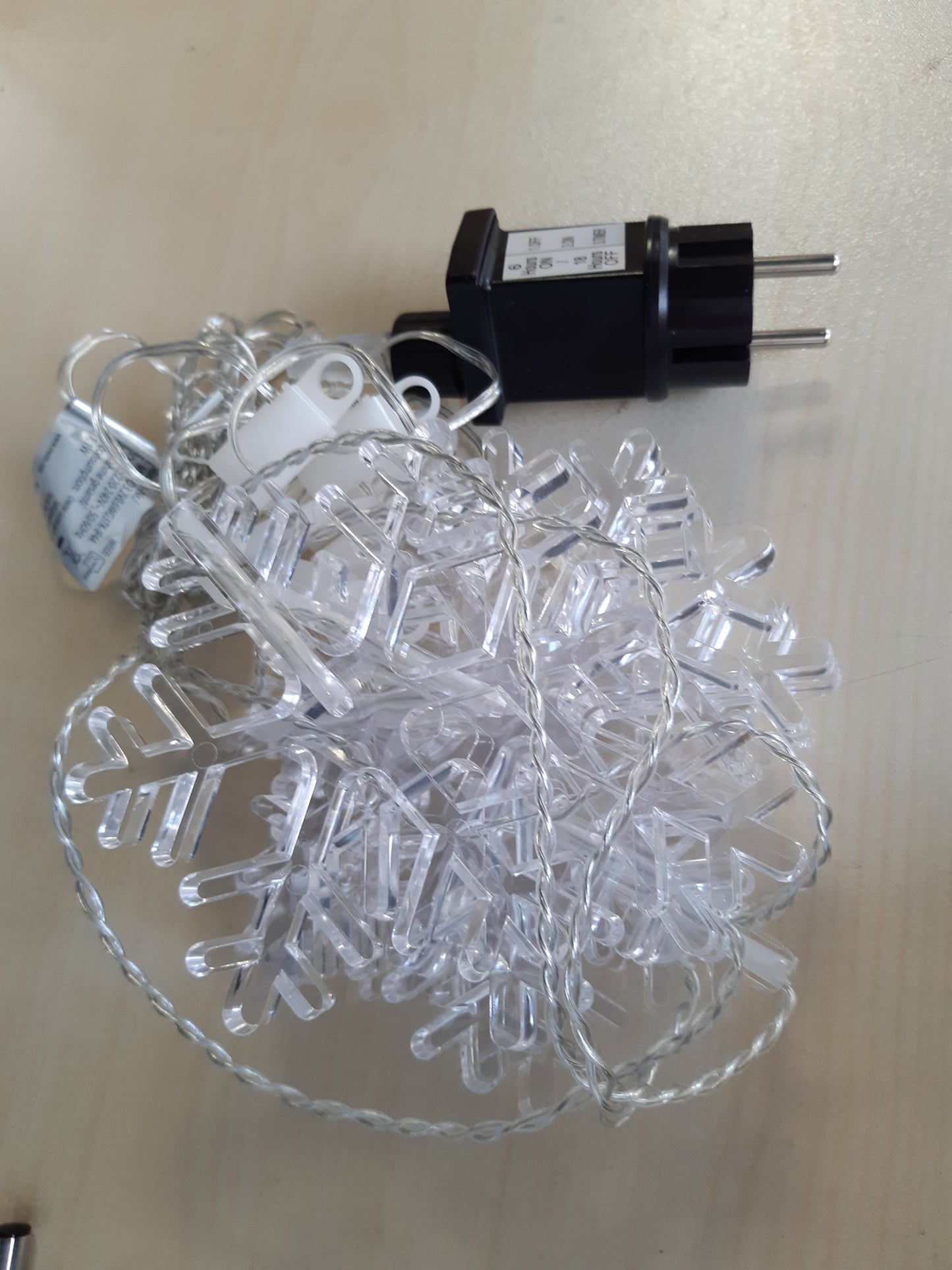 211199 - EMOS Mini perde LED me 8 Motive Flokë Dëbore, Ngjyra e Bardhë e Ngrohtë, Gjatësi e Telit 84cm, Jetëgjatësi 10,000 orë, IP44 për Përdorim të Brendshëm dhe të Jashtëm, Përshtatshme për Festa dhe Krishtlindje