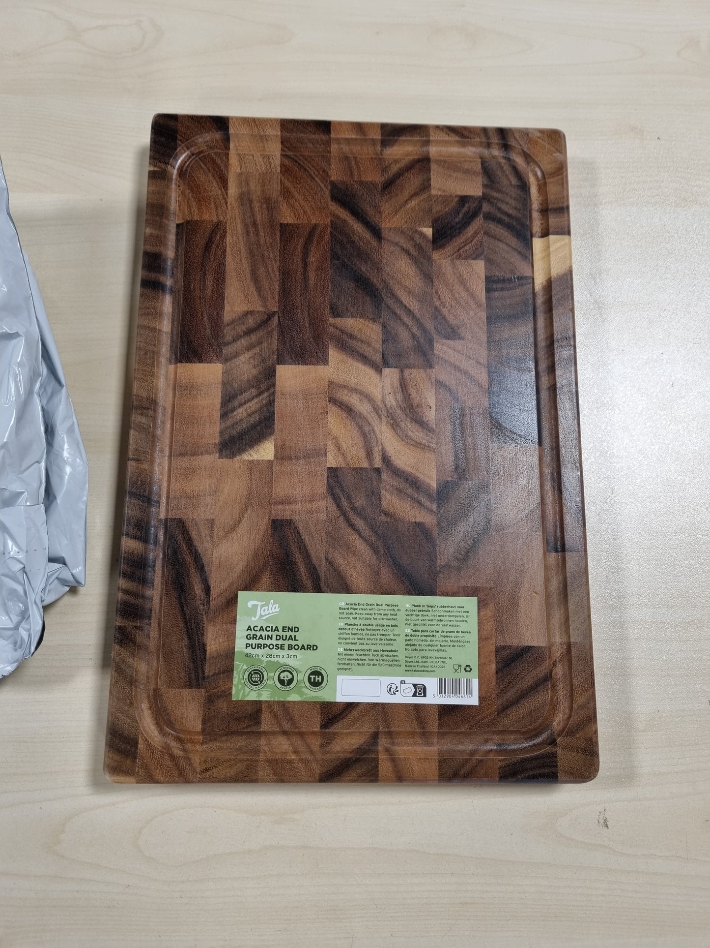 222268 - Tala Pllakë drejtkëndëshe prej druri akacie të llakuar, 42 x 2 x 3 cm, ideale për prerjen dhe servirjen e ushqimeve