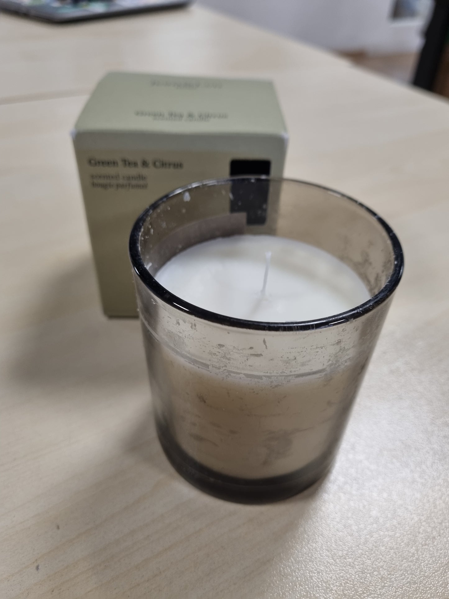 224842 - QIRI AROMATIK JEAN & LEN me aromë çaji jeshil dhe agrume, 195g, bërë me gjalpë shea, kohë djegieje 40 orë, dizajn minimalist, vegan
