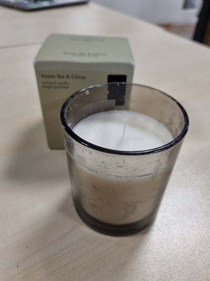 224842 - QIRI AROMATIK JEAN & LEN me aromë çaji jeshil dhe agrume, 195g, bërë me gjalpë shea, kohë djegieje 40 orë, dizajn minimalist, vegan