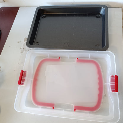 218451 - DR. OETKER Tepsi Pjekjeje me Mbulesë Transporti Bake & Go – 3 në 1: Tepsi Furre për Pjekje, Ruajtje dhe Transportim – Jo-ngjitëse, 42x29x4 cm